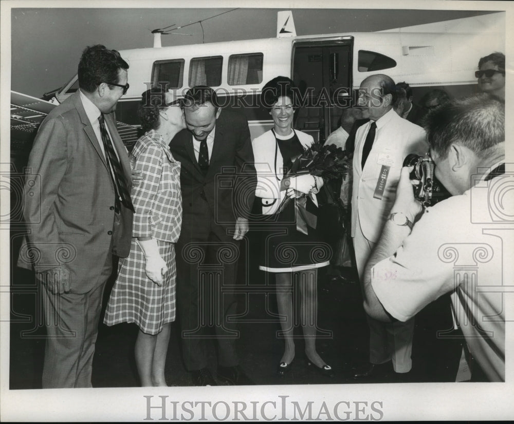 1969 Press Photo Mother giving a kiss to her Astronaut son, Michael Collins-Historic Images