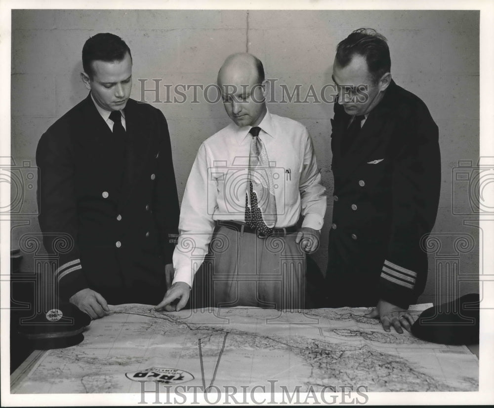 1953 Press Photo R.E. Clipson With Pilots Alfred Juul and William Moss - Historic Images