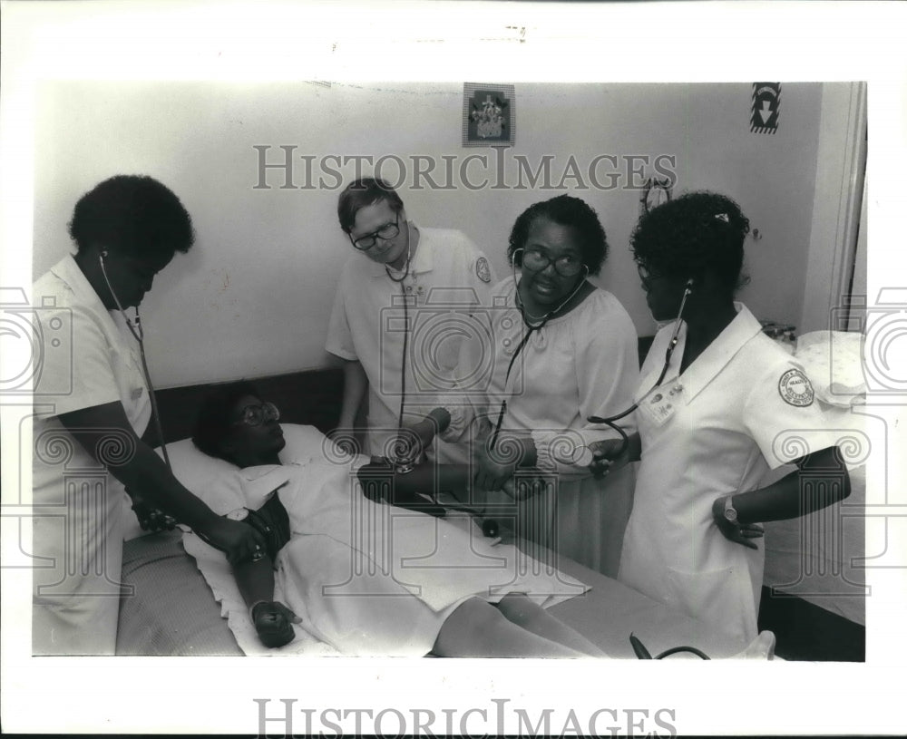 1985 An LPN nursing class train at the Sidney Collier Vo-Tech Center - Historic Images