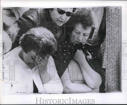 1963 Press Photo Wives of trapped miners underground in Hazleton, Pennsylvania-Historic Images