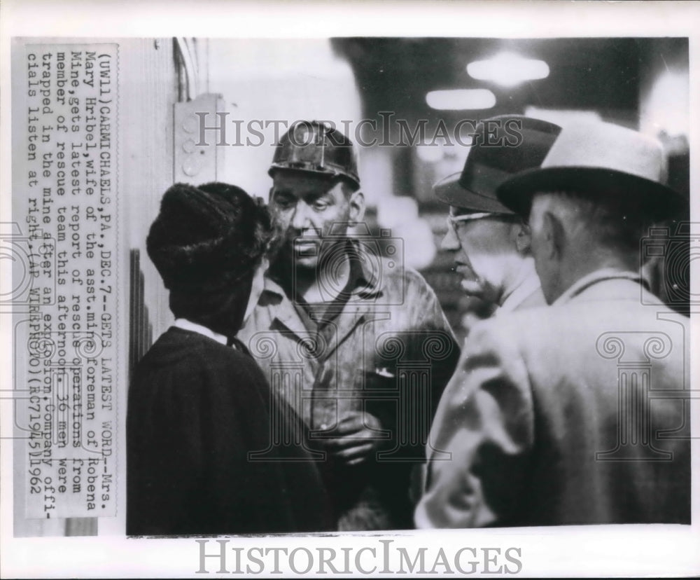 1962 Officials of Robena Mine gives update to wife of trapped worker - Historic Images