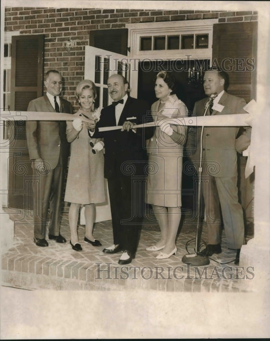 1967 Official opening International City Bank by Mayor and others - Historic Images