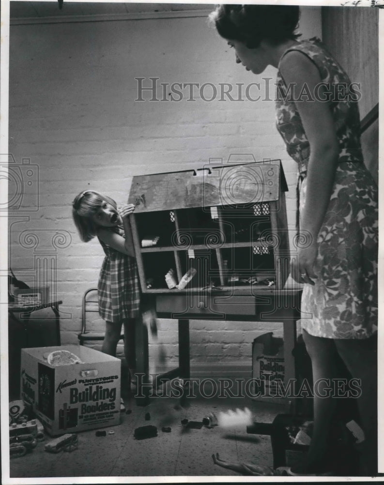 1968 Press Photo Children&#39;s Bureau social worker help Mary &quot;play out&quot; troubles.-Historic Images