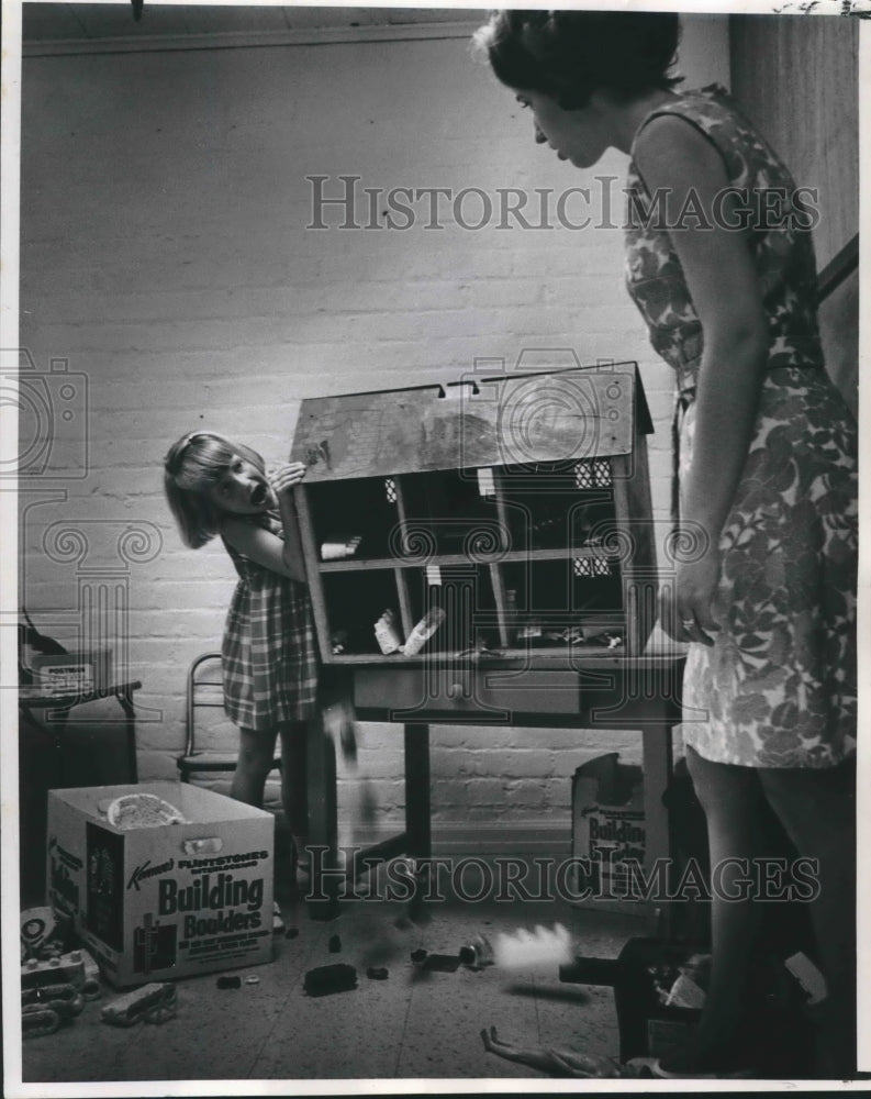 1968 Press Photo Children's Bureau social worker help Mary "play out" troubles.-Historic Images