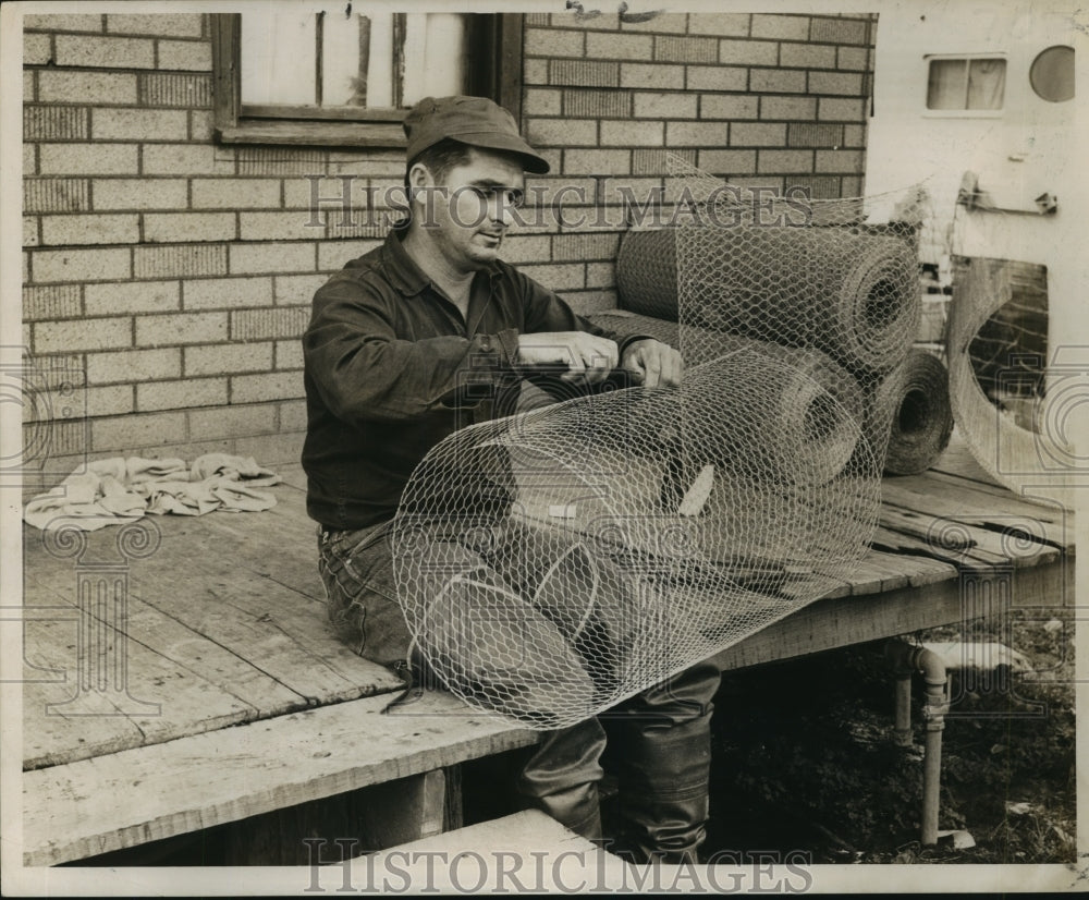 1964 Norman Morales fashions crawfish cages out of chicken wire-Historic Images