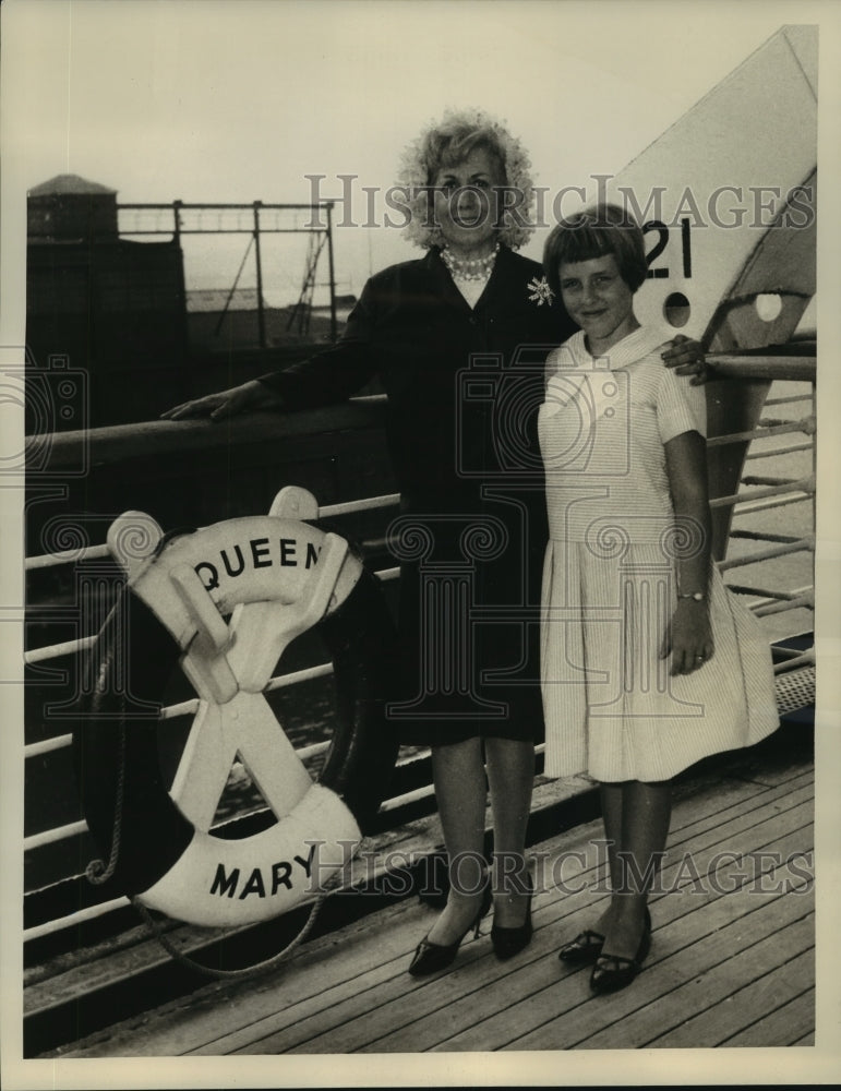 1965 Press Photo Mrs. Edwin Coyle &amp; daughter Beth aboard superliner Queen Mary-Historic Images