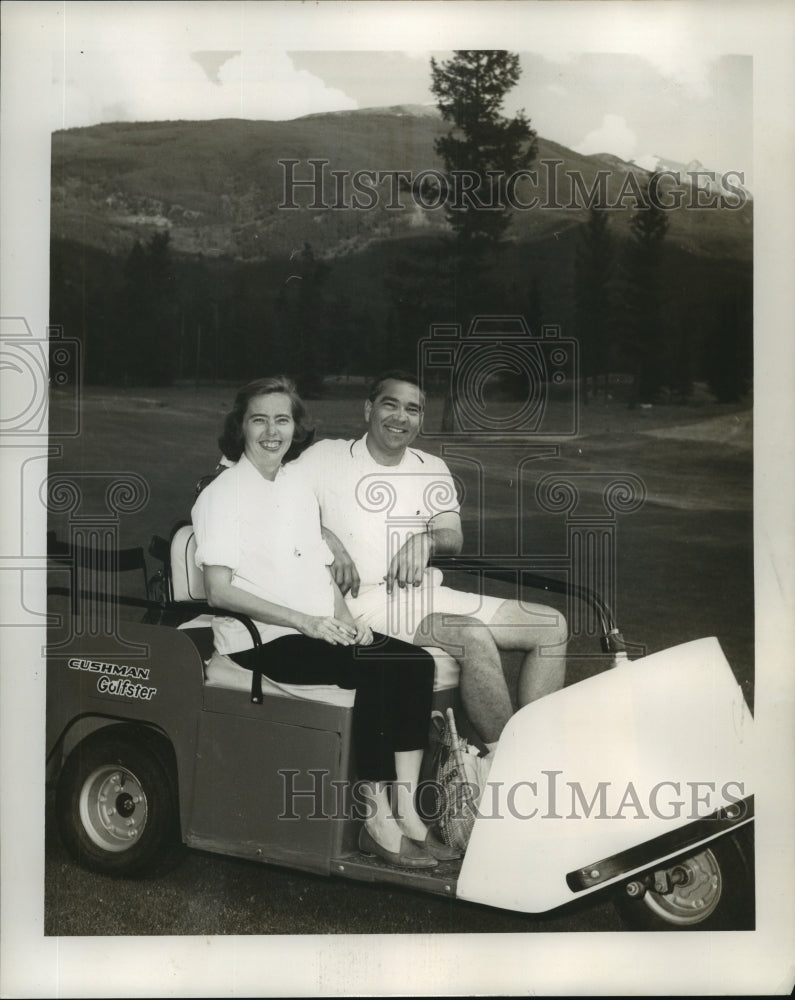 1962 Press Photo Mr. and Mrs. Robert Collins of Metairie ready to play some golf- Historic Images