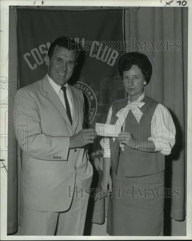 1963 Press Photo Mrs. Joseph Clements Jr. of Cosmopal Club with Ray Barnes - Historic Images