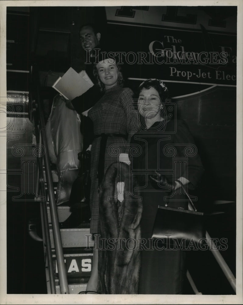 1960 Press Photo Boarding plane are Judith Ann Coday, Opal Murray & Mister Lynn - Historic Images