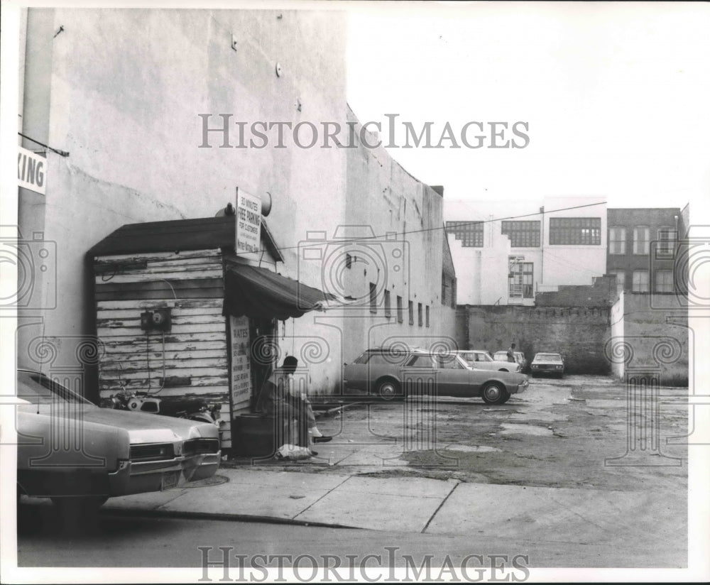 1968 Press Photo Man Sitting at Parking Lot Shack on 318 Chartres Street - Historic Images