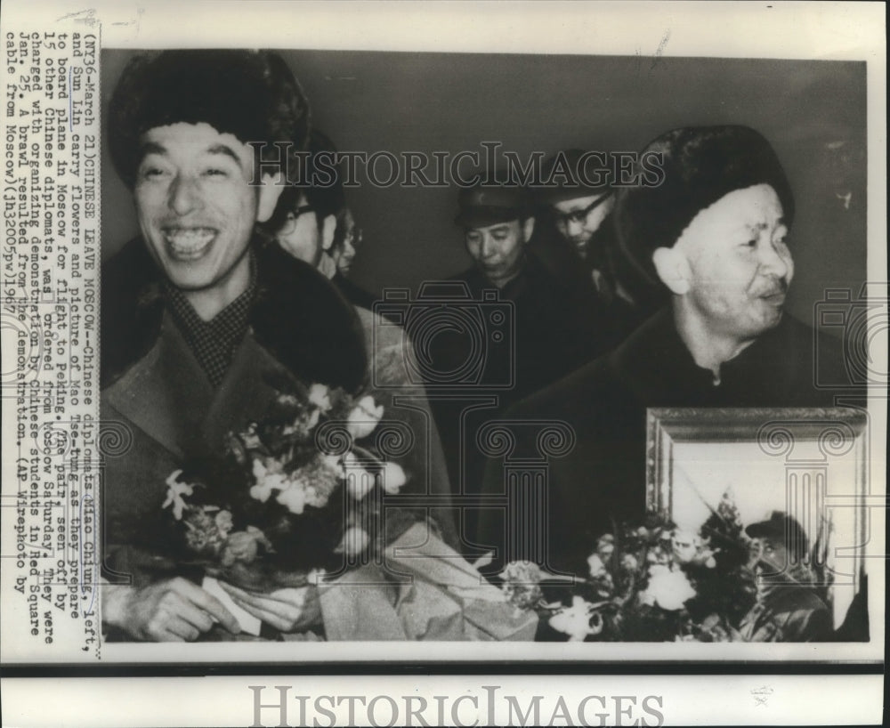 1967 Press Photo Mia Chiung and Sun Lin board plane from Moscow to Peking. - Historic Images