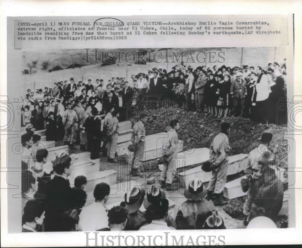 1965 Press Photo Mass funeral for Chilean quake victims. - noa69842 - Historic Images