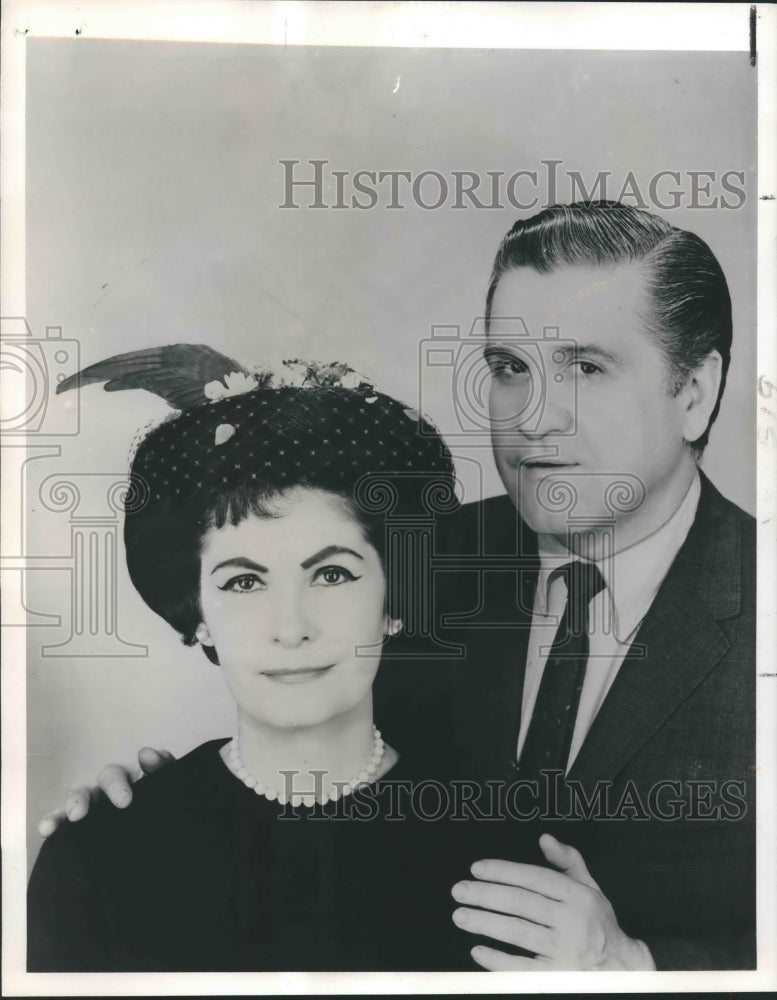 1962 Press Photo New York Millinery Designer Chanda Poses with Woman Model - Historic Images