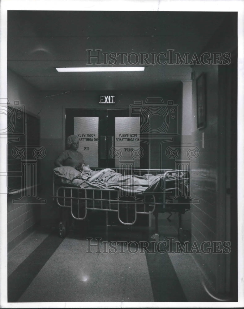 1969 Press Photo Nurse wheels RoJean out of labor room into delivery room - Historic Images