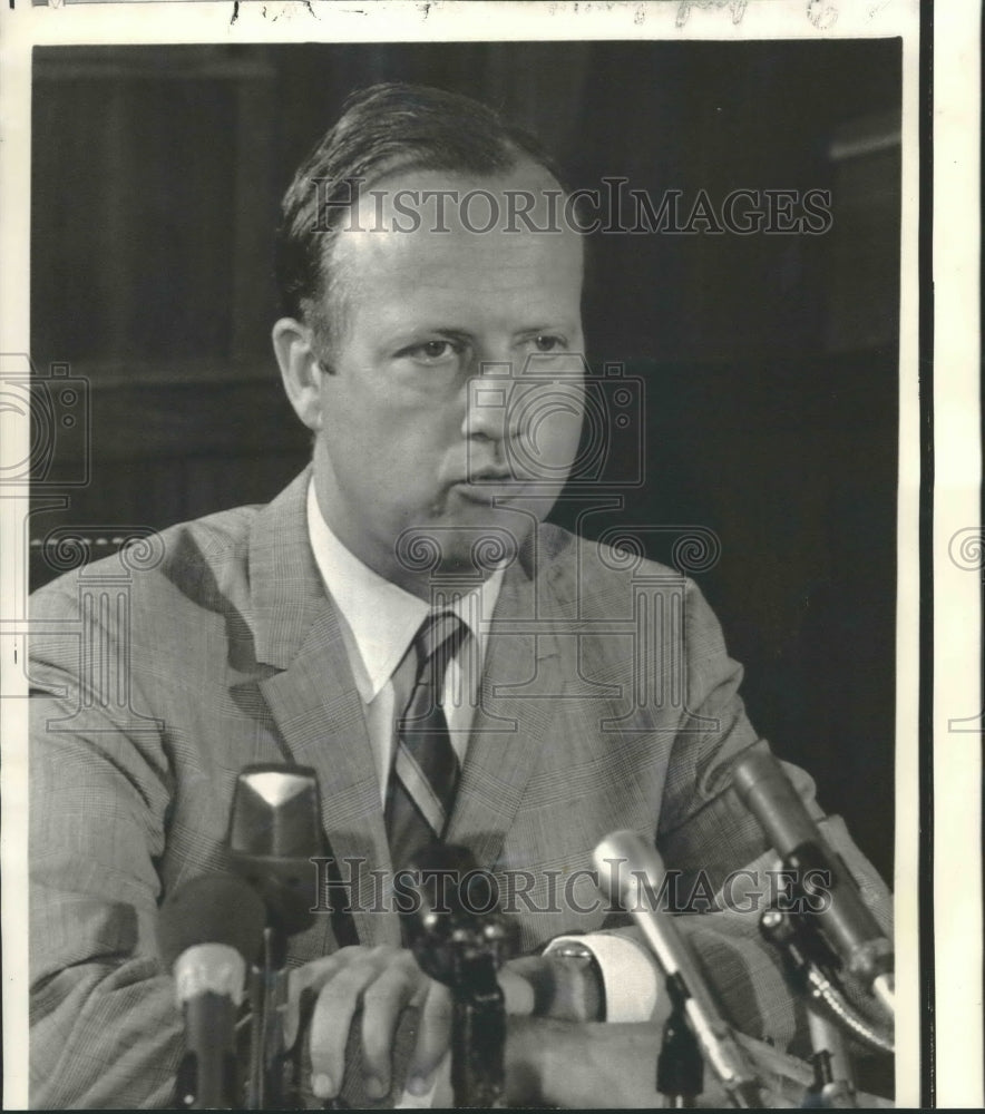 1969 William H. Chartener, commerce department, at press conference - Historic Images