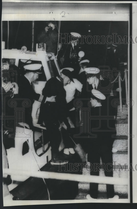 1967 Press Photo Sir Francis Chichester assisted Royal Western Yacht Club steps. - Historic Images