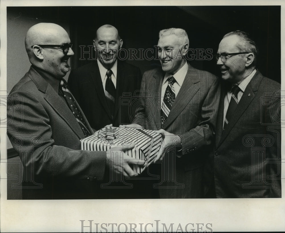 1975 Press Photo Retiree Clyde W. Connor receives gift from colleagues at Ramada - Historic Images