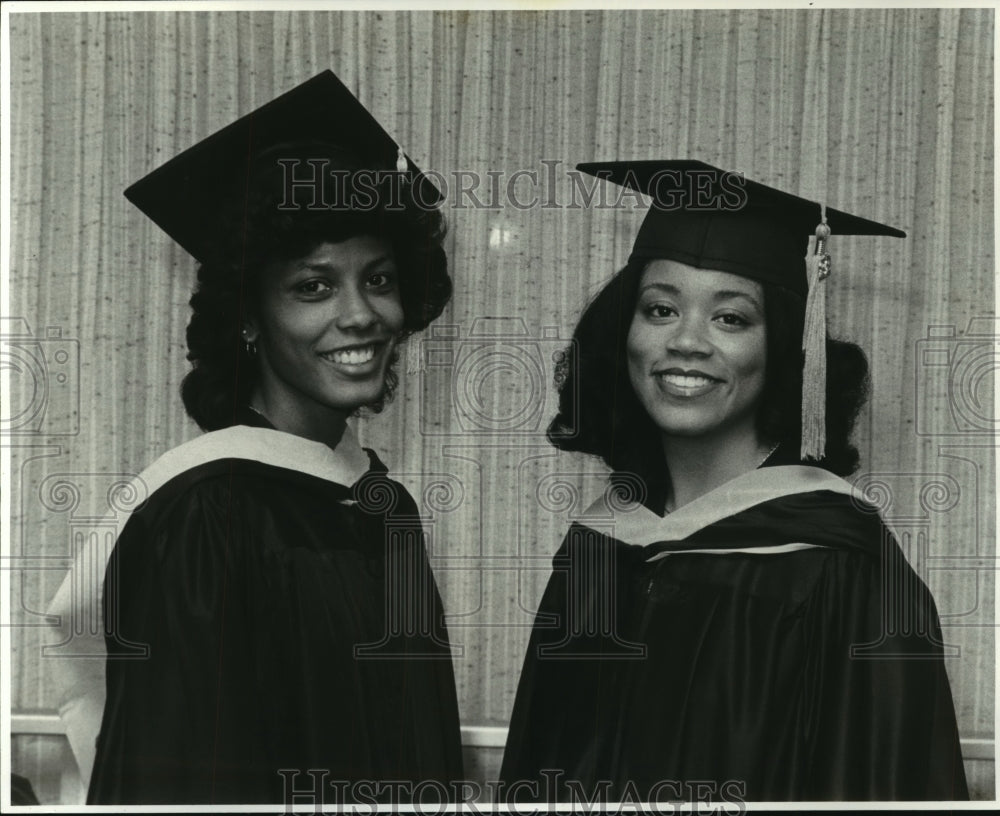 1982 Press Photo Donna Connors &amp; Dana Holden Xavier University&#39;s summa cum laude - Historic Images