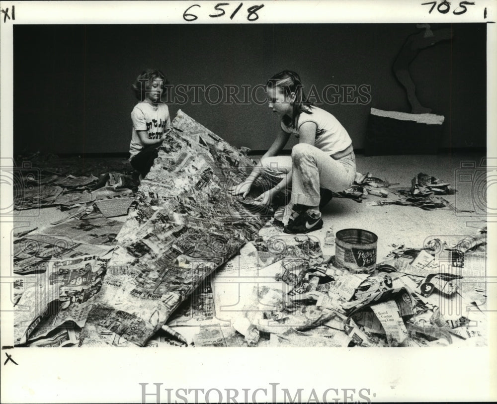 1981 Press Photo Kindra (left) and Cate work on duck wings for Krewe of Clones - Historic Images