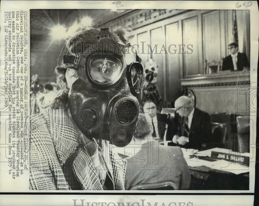 1969 Press Photo Masked Bruce Cline joins protest at Ohio Air Pollution Control - Historic Images