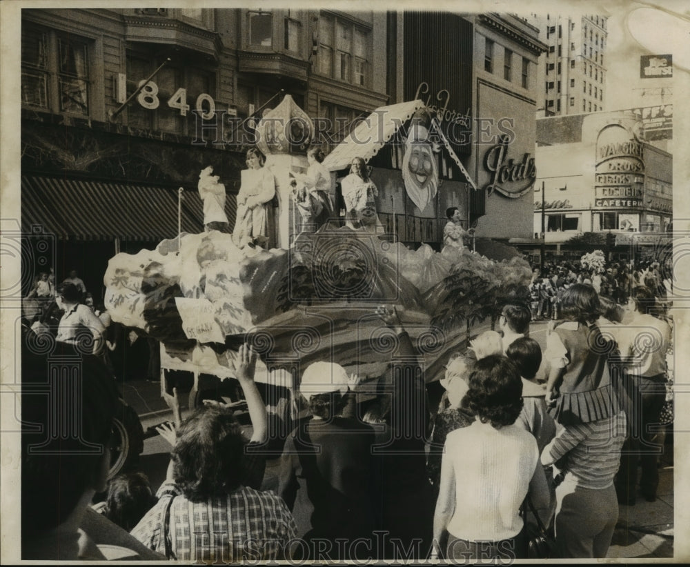 1968 Press Photo Christmas Parade float - noa70993 - Historic Images