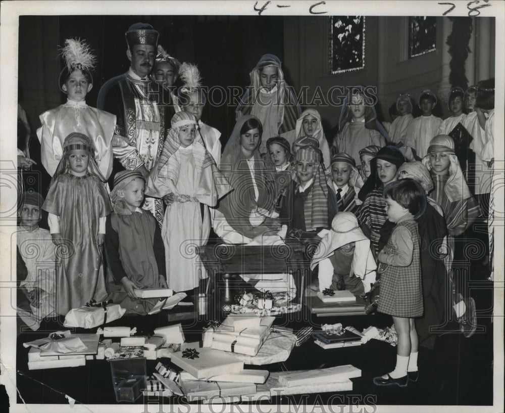 1967 Living Nativity scene at the Christ Church on Christmas Eve - Historic Images