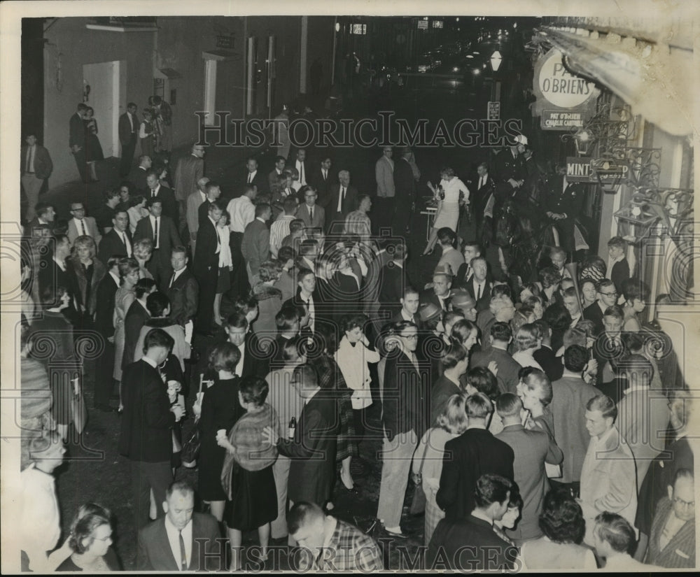 1965 Press Photo Crowd at Pat&#39;s on New Year&#39;s eve - noa70997 - Historic Images