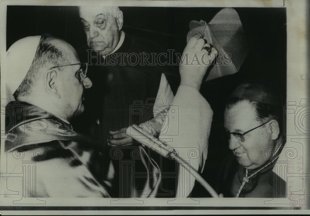 1967 Press Photo Pope Paul VI places red biretta on head of John Cardinal Cody - Historic Images