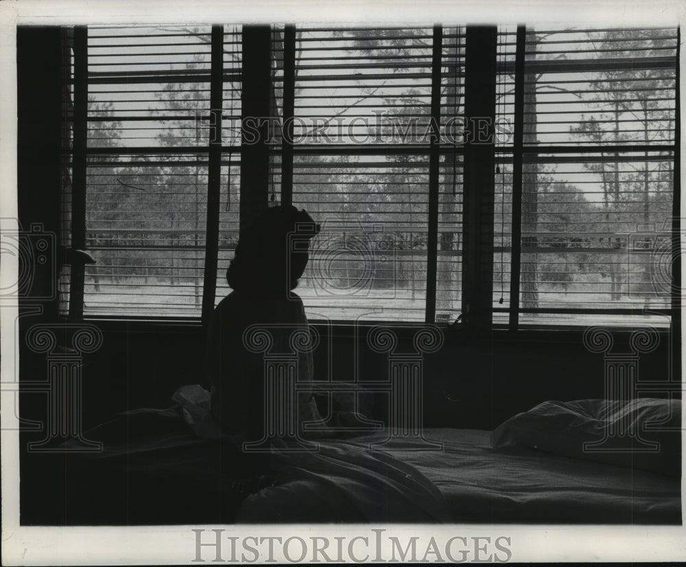 1961 Press Photo Patient at Alcoholic Treatment Service of Southeast LA Hospital - Historic Images