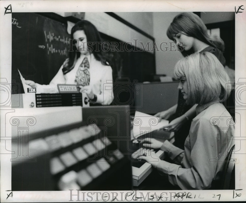 1969 Press Photo Janet Emmons, Jennifer Meers, Ellen Murphy, Behrman Seniors - Historic Images