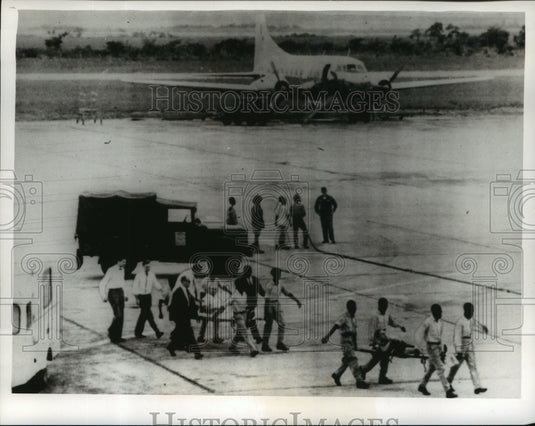 1964 Press Photo Wounded Stanleyville Congo Refugees at Leopoldville Ambulances - Historic Images
