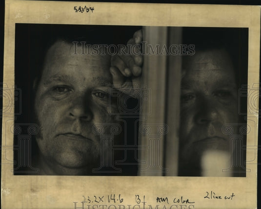 Press Photo Wayne Compton stares from his apartment front door. - noa71180 - Historic Images