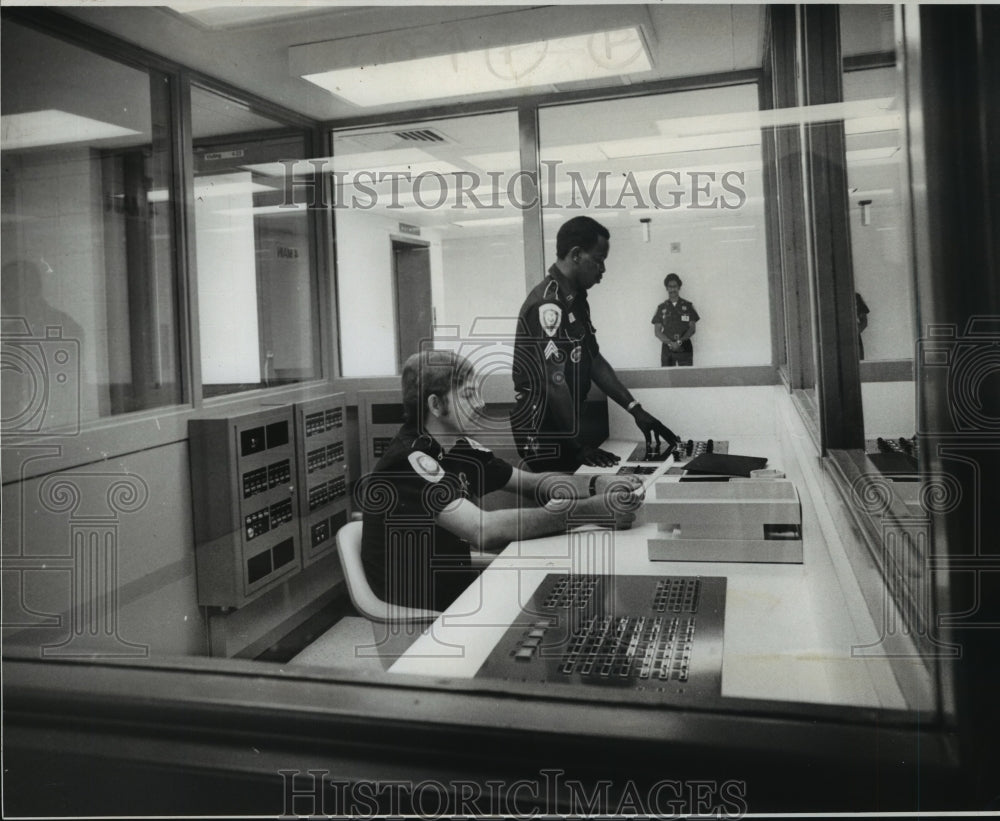 1977 Press Photo Deputies Man Entrance Control Room - noa71362 - Historic Images