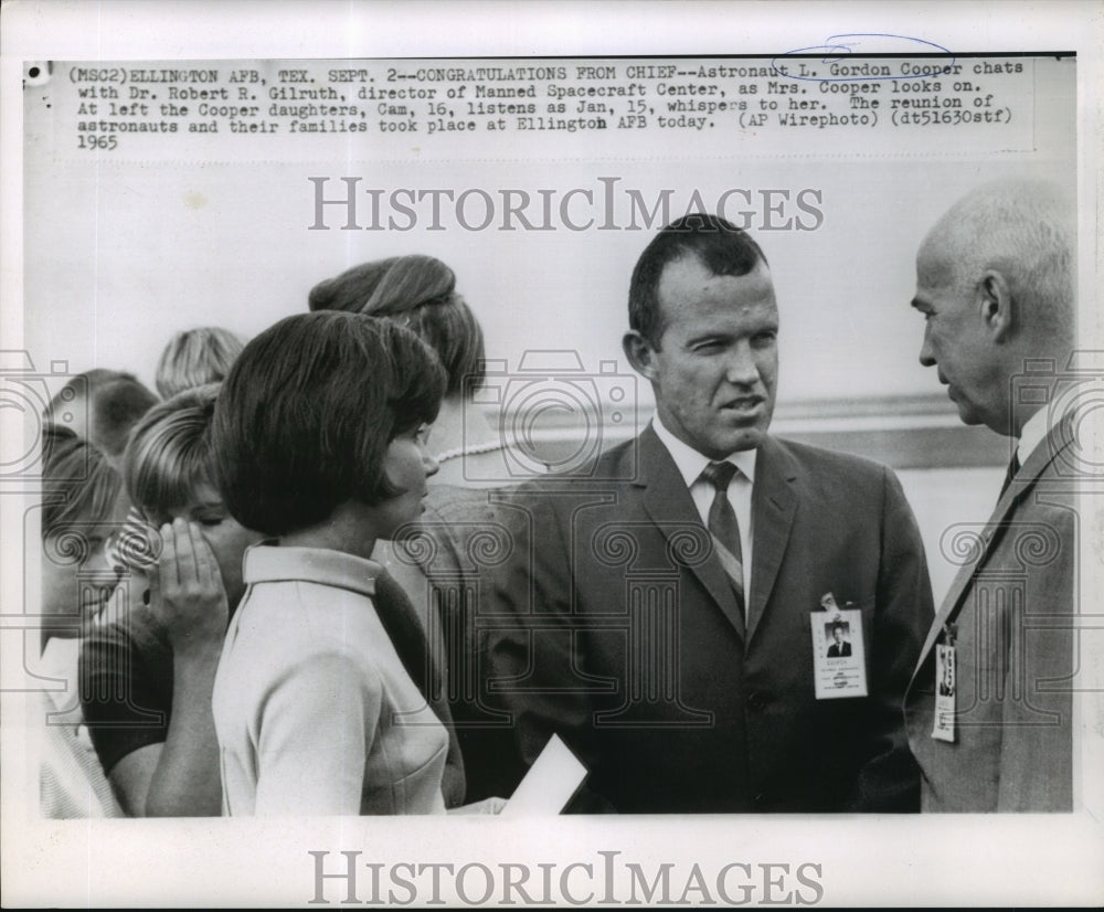 1965 Press Photo Astronaut L. Gordon Cooper with wife and Dr Robert Gilruth-Historic Images