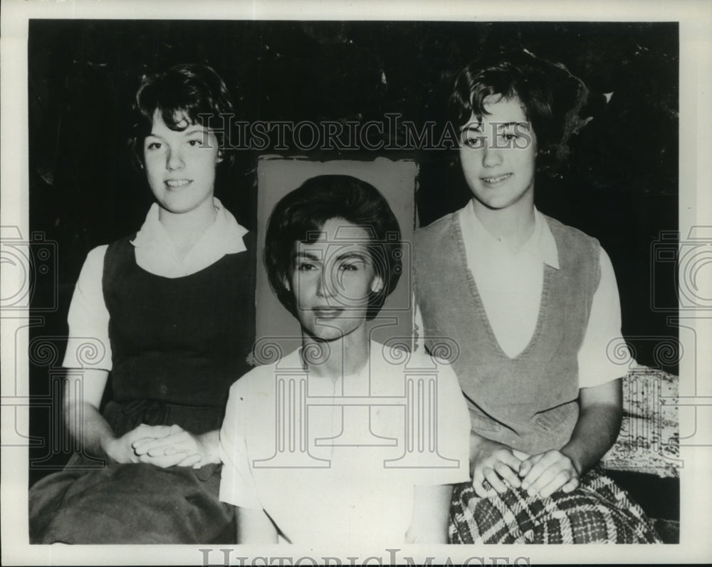 1965 Press Photo Mrs. Leroy Gordon Cooper, Wife and Daughters of Astronaut - Historic Images