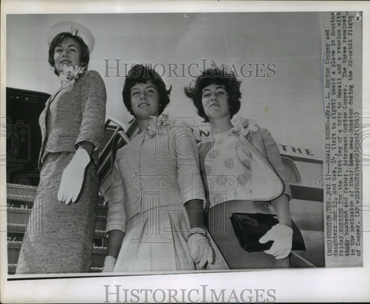 1963 Press Photo Mrs. L. Gordon Cooper, daughters Jan and Cam, Astronaut Family - Historic Images