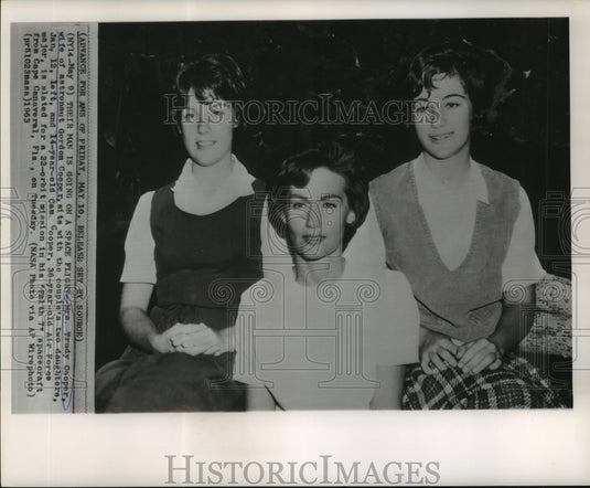 1963 Press Photo Mrs. Trudy Cooper, wife of astronaut Gordon Cooper, Daughters- Historic Images
