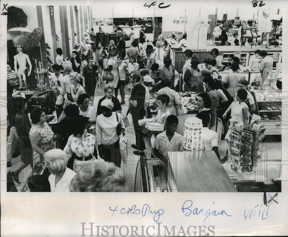 1969 Community Bargain Days shoppers take advantage of savings - Historic Images