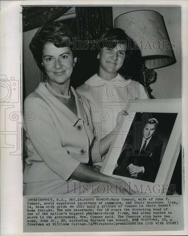 1964 Press Photo Commerce Secretary John T. Connor&#39;s Wife, Daughter Proud - Historic Images