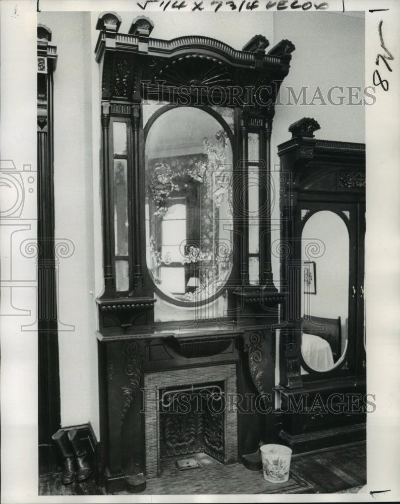 1975 Press Photo Ornate woodwork remains almost intact in the Columns Hotel - Historic Images