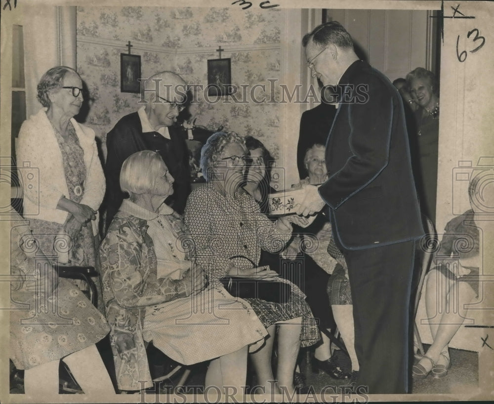 1966 Press Photo Residents at Saint Margaret&#39;s Daughters Home at Christmas Party - Historic Images