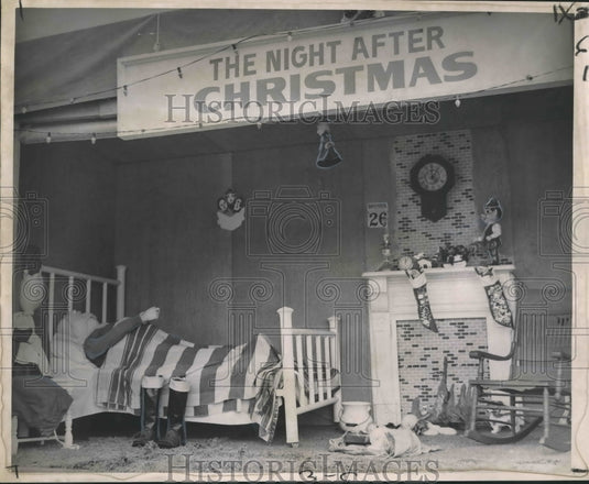 1966 Press Photo Snoring Santa Claus in Day After Christmas Display with Sounds - Historic Images