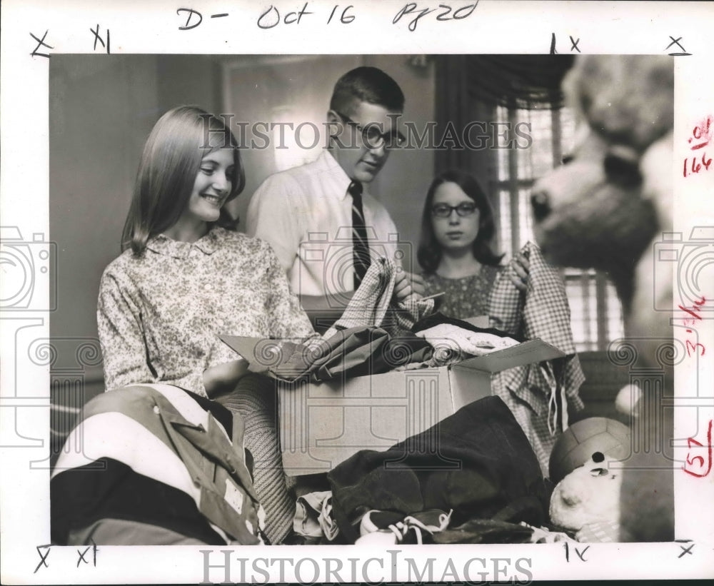 1966 Press Photo Jann Terral, Alvin Cox, Susan Craft sort clothes for Christmas - Historic Images