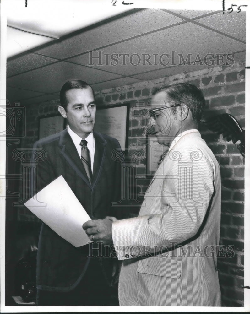 1969 Press Photo Harry Connick accepts citation from federal attorney LaCour - Historic Images