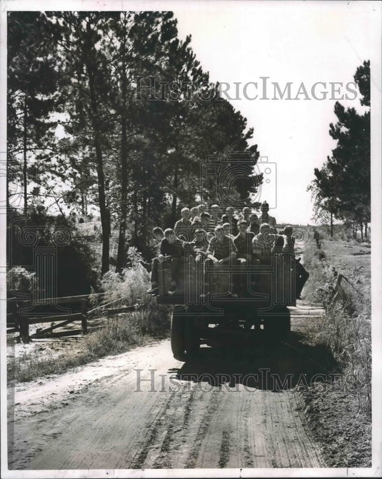 1968 Press Photo Youngsters in Columbia school pulled corn for livestock's feed - Historic Images