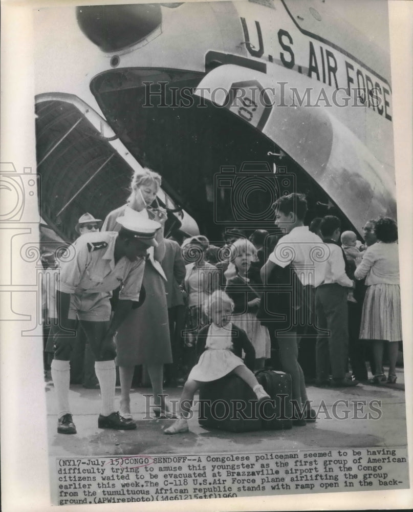 1960 Press Photo Congolese Police Talks to Girl at Site of American Airlift - Historic Images