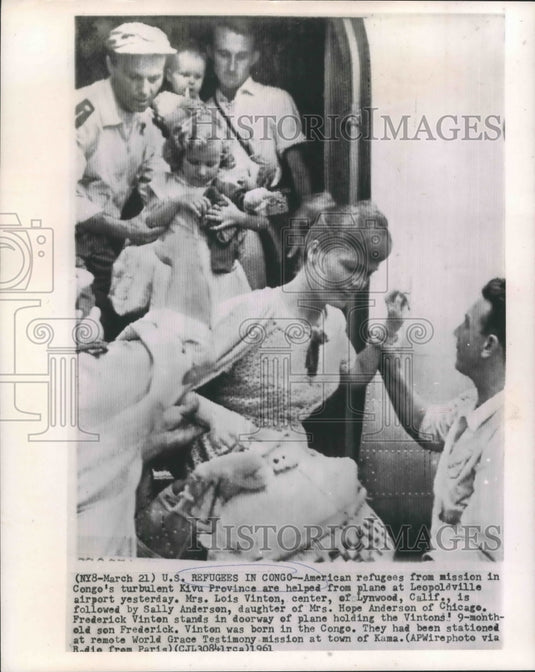 1961 Press Photo American Refugees in Congo Helped from Plane - noa72660-Historic Images