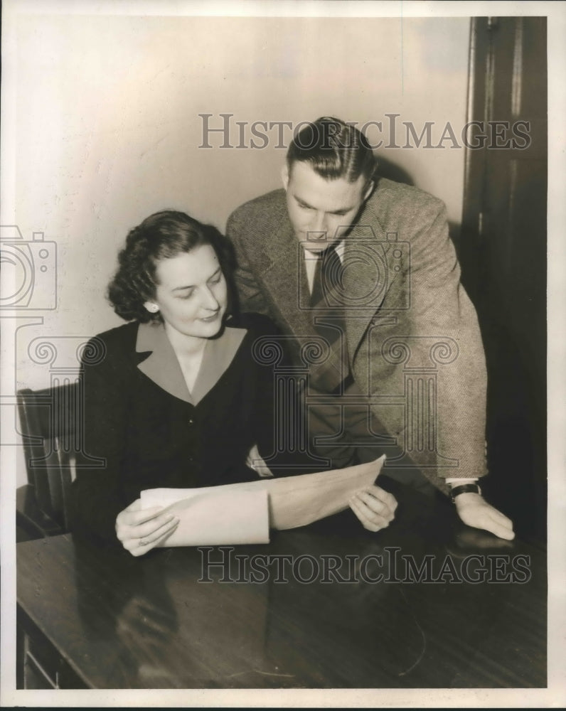 1947 Press Photo Betty McLaughlin helps job applicant with civil service test - Historic Images