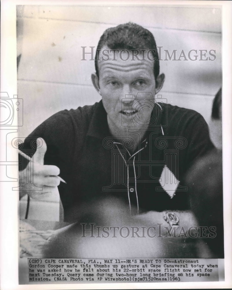 1963 Press Photo Astronaut Gordon Cooper during briefing at Cape Canaveral - Historic Images