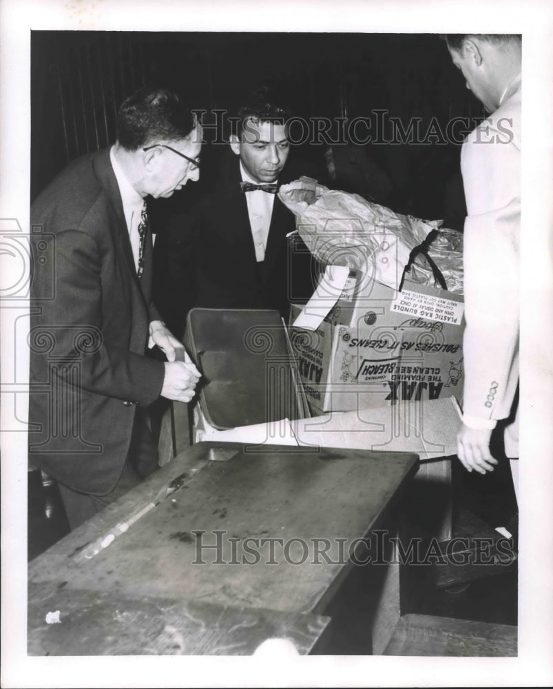 1956 Press Photo Communist activity - Ben Mandell &amp; others wheel evidences - Historic Images